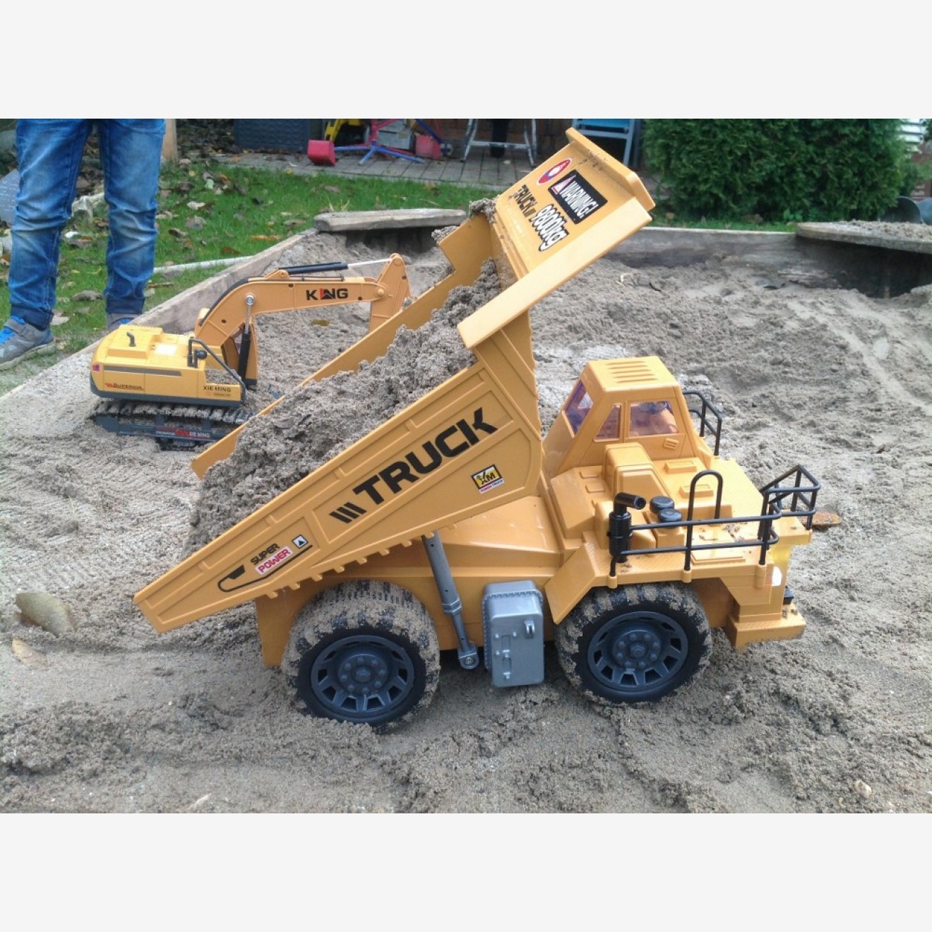 2er Pack: Bagger + Bau Kipper ferngesteuert mit Licht & Sound 2er Pack: Bagger + Bau Kipper ferngesteuert mit Licht & Sound